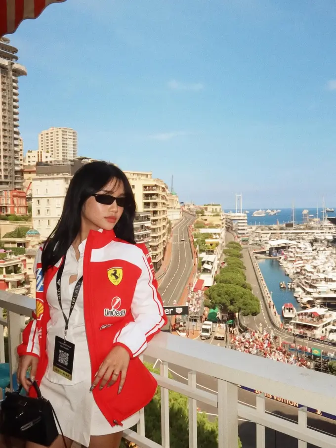 Nonton F1 Monaco, Fuji Utami Tampil Chic dengan Outfit Serba Putih Berbalut Biker Jacket dan Tas Hermes Rp594 Jutaan