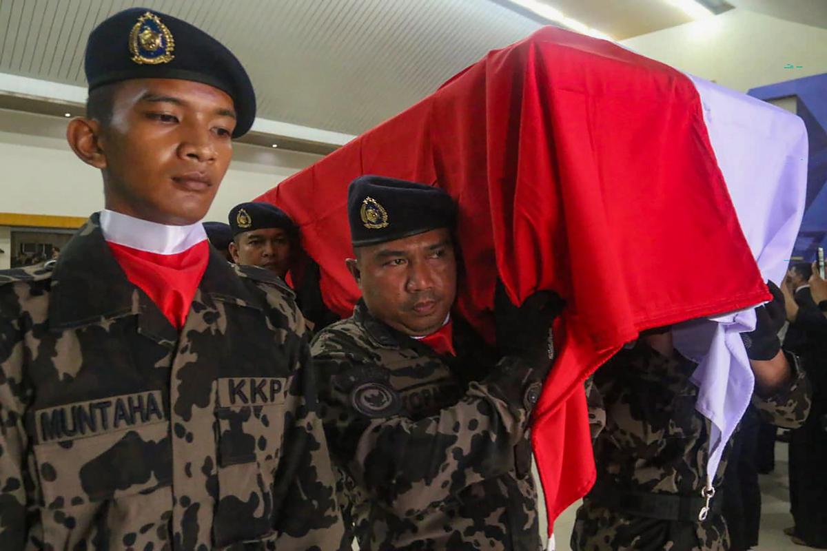 FOTO: Menteri KKP Pingsan saat Upacara Pelepasan Korban Kecelakaan ATR 42-500