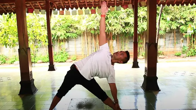 Anjasmara saat menjadi instruktur dalam memperagakan gerakan yoga untuk masyarakat Indonesia