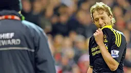 Kekecewaan gelandang Liverpool Lucas Leiva ketika harus meninggalkan lapangan kaibat dikartu merah pada laga kontra Stoke City di Britannia Stadium, 13 November 2010. AFP PHOTO/PAUL ELLIS