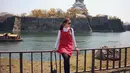 Penampilan Kimberly Ryder tampak santai saat liburan ke Jepang. Berpose di depan Istana Osaka, Kimberly tampak menawan dengan kacamata hitam. (Liputan6.com/IG/kimbrlyryder)