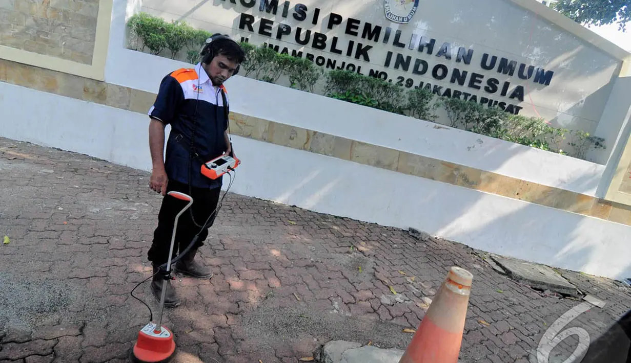 Pendeteksian tersebut untuk memastikan keandalan Saluran Kabel Tegangan Menengah (SKTM) 20 kV, di kawasan Menteng, terlebih khusus untuk mengawal selama 24 jam penuh pasokan listrik Gedung KPU, Jakarta,  Kamis (17/7/2014) (Liputan6.com.Faizal Fanani)