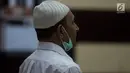 Terdakwa kasus pembunuhan dokter Letty Sultri, dokter Ryan Helmi menjalani sidang sidang putusan di Pengadilan Negeri Jakarta Timur, Selasa (7/8). Dr Helmi merupakan suami dari dr Letty Sultri. (Merdeka.com/Imam Buhori)