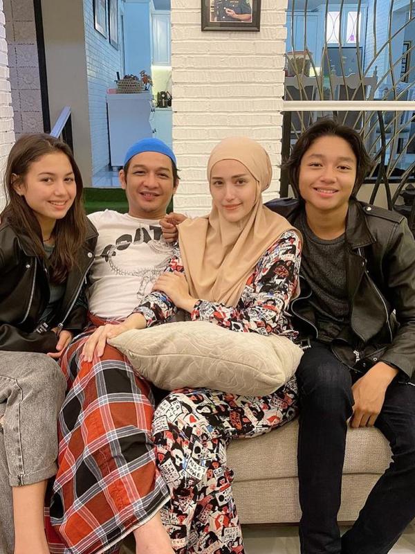 Keisha Alvaro dan Saskia Chadwick beri kejutan ulang tahun buat Pasha Ungu (Sumber: Instagram/kiesha.alvaro)