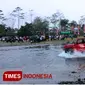 Plt Bupati Purbalingga, Dyah Hayuning Pratiwi, saat menaiki mobil off road di sungai Klawing pada acara Klawing Playon Sonten (TIMES Indonesia/Sinnangga Angga)