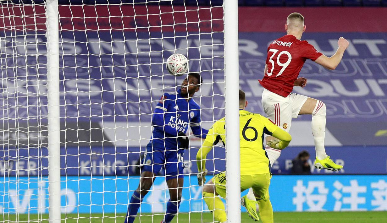 Striker Leicester City, Kelechi Iheanacho (kiri) melepaskan sundulan yang berbuah gol ketiga timnya ke gawang Manchester United dalam laga perempatfinal Piala FA 2020/2021 di King Power Stadium, Minggu (21/3/2021). Leicester menang 3-1 atas Manchester United. (AP/Ian Walton/Pool)