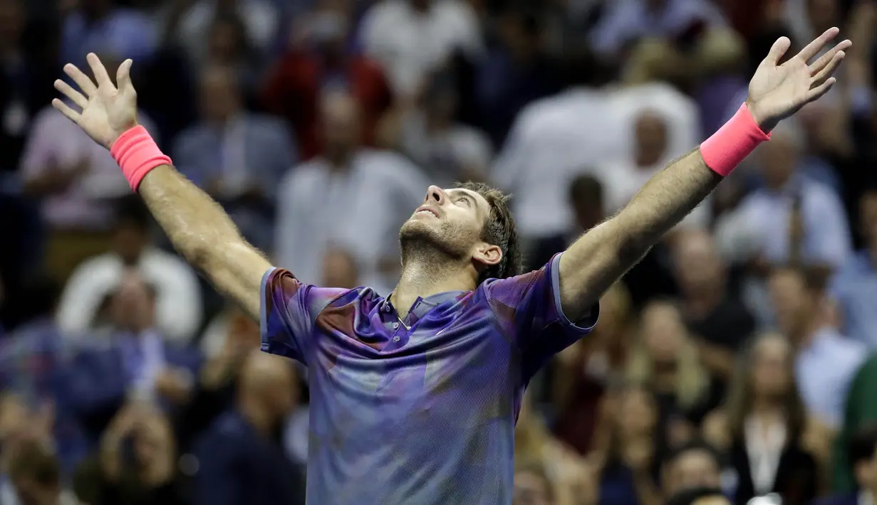 Ekspresi Juan Martin del Potro setelah ,enang atas Roger Federer pada laga perempat final AS Terbuka 2017 di Arthur Ashe Stadium, New York,(6/9/2017). Federer kalah 5-7, 6-3, 6-7, 4-6.  (AP/Julio Cortez)