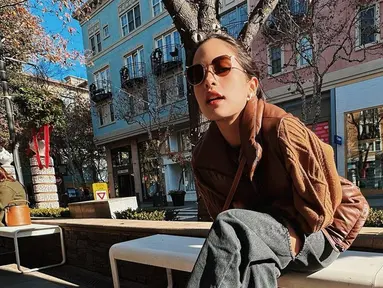Menikmati waktu bersama di sela kesibukan, kini pasangan yang tengah menikmati manisnya awal pernikahan selalu tampil bersama. Mengunjungi kampusnya, Maudy pun membagikan banyak potret serunya saat berada di California, Amerika Serikat.
 (Liputan6.com/IG/@maudyayunda)