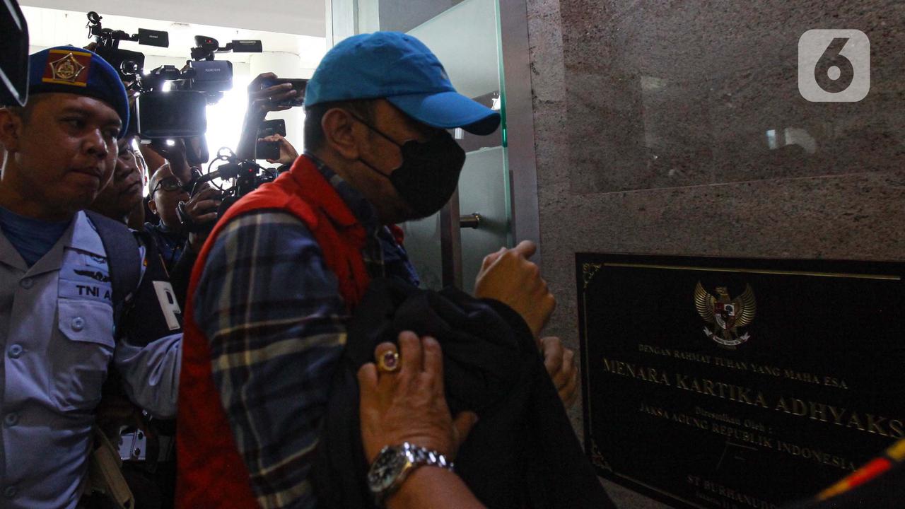 Jalani Pemeriksaan, Tiga Hakim Penerima Suap Kasus Gregorius Ronald Tannur Tiba di Gedung Kejagung