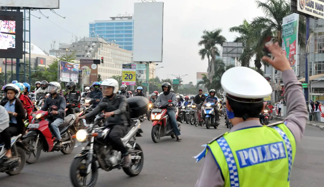 Di sepanjang Jalan Kalimalang tampak mendapatkan penjagaan dari pihak kepolisian, Jakarta, Kamis (24/7/14). (Liputan6.com/Panji Diksana)