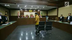Ketua Angkatan Muda Partai Golkar (AMPG) Fahd El Fouz bersiap menjalani sidang perdana dengan agenda pembacaan dakwaan kasus dugaan korupsi proyek pengadaan Alquran di Pengadilan Tipikor, Jakarta (13/7). (Liputan6.com/Helmi Afandi)
