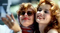 "Penemu selfie foto bareng lagi," tulis Susan Sarandon sambil mengunggah adegan selfie di `Thelma & Luoise`.