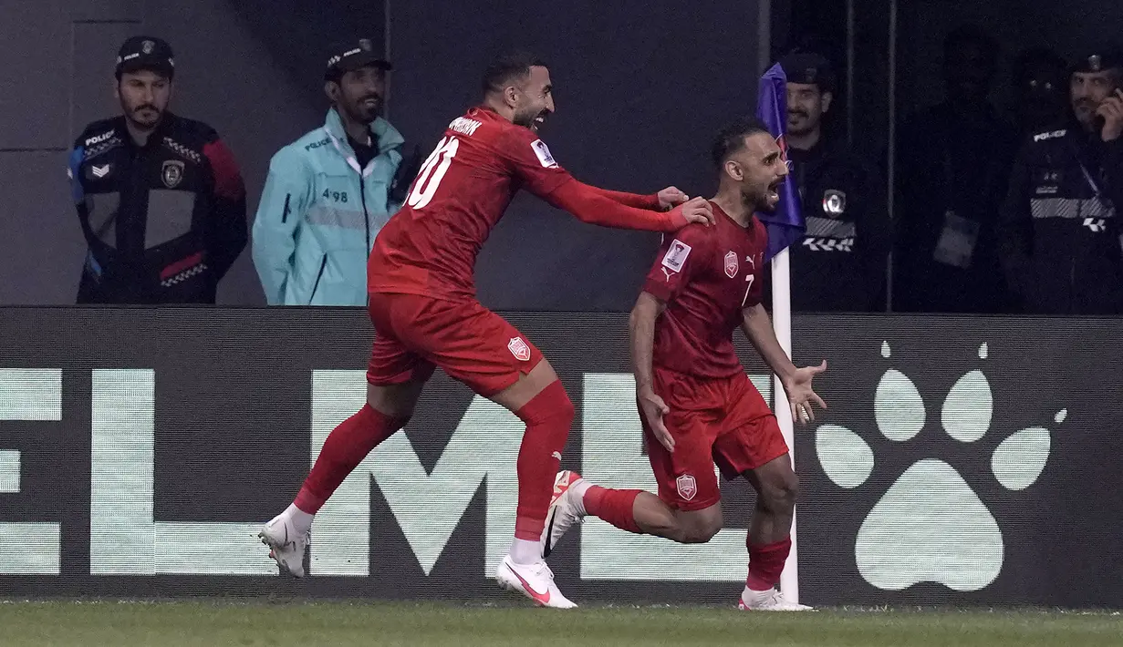 Selebrasi gelandang Timnas Bahrain, Ali Madan (kanan) bersama rekannya, Mahdi Al Humaidan setelah menjebol gawang Malaysia di masa injury time babak kedua pada laga kedua Grup E Piala Asia 2023 di Jassim bin Hamad Stadium, Al Rayyan, Qatar, Sabtu (20/1/2024) sore waktu setempat. (AP Photo/Thanassis Stavrakis)