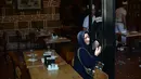 Seorang wanita menangis setelah sebuah ledakan terjadi di Bursa, bagian barat Turki, Rabu (27/4). Pihak kepolisian Turki menyatakan ledakan tersebut berasal dari bom bunuh diri, yang dilakukan oleh seorang wanita. (Onur YURTSEVER/AFP)