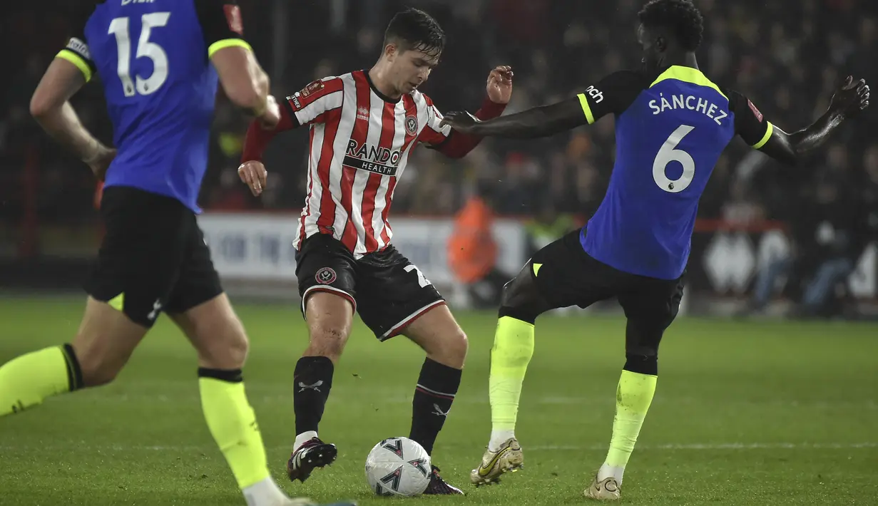 Bek Tottenham Hotspur Davinson Sanchez berebut bola dengan gelandang Sheffield United James McAtee pada putaran kelima Piala FA 2022/2023 di Bramall Lane, Rabu (2/3/2023) dini hari WIB. Tampil lebih dominan, Tottenham Hotspur  kalah lewat gol tunggal Iliman Ndiaye pada menit ke-79. (AP Photo/Rui Vieira)