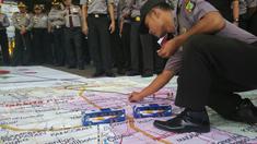 Polisi menggelar simulasi pengamanan final Piala Presiden 2015 di Stadion Utama Gelora Bung Karno, Senayan, Jakarta, Sabtu (17/10/2015) pagi WIB. (Bola.com/Nicklas Hanoatubun)