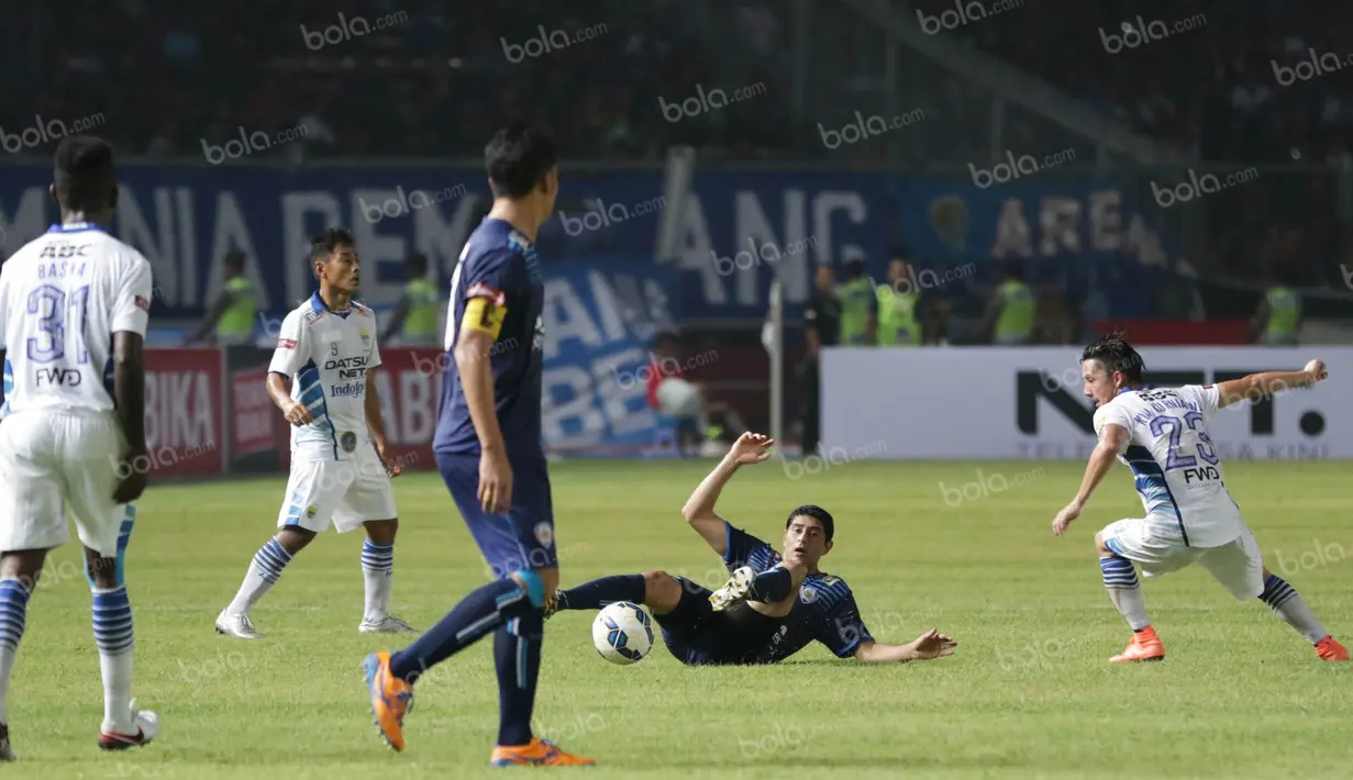 Gelandang Arema Cronus, Esteban Viscarra, terjatuh saat berebut bola dengan gelandang Persib Bandung, Kim Jeffrey Kurniawan, pada babak final Torabika Bhayangkara Cup 2016 di SUGBK, Jakarta, Minggu (3/4/2016). (Bola.com/Nicklas Hanoatubun)