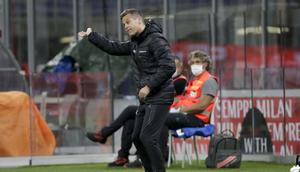 Pelatih Bodoe/Glimt, Kjetil Knutsen menginstruksikan pemainnya saat bertanding melawan AC Milan pada pertandingan Liga Europa di Stadion San Siro di Milan, Italia, Kamis (24/9/2020). AC Milan menang tipis atas  Bodoe/Glimt 3-2. (AP Photo/Luca Bruno)