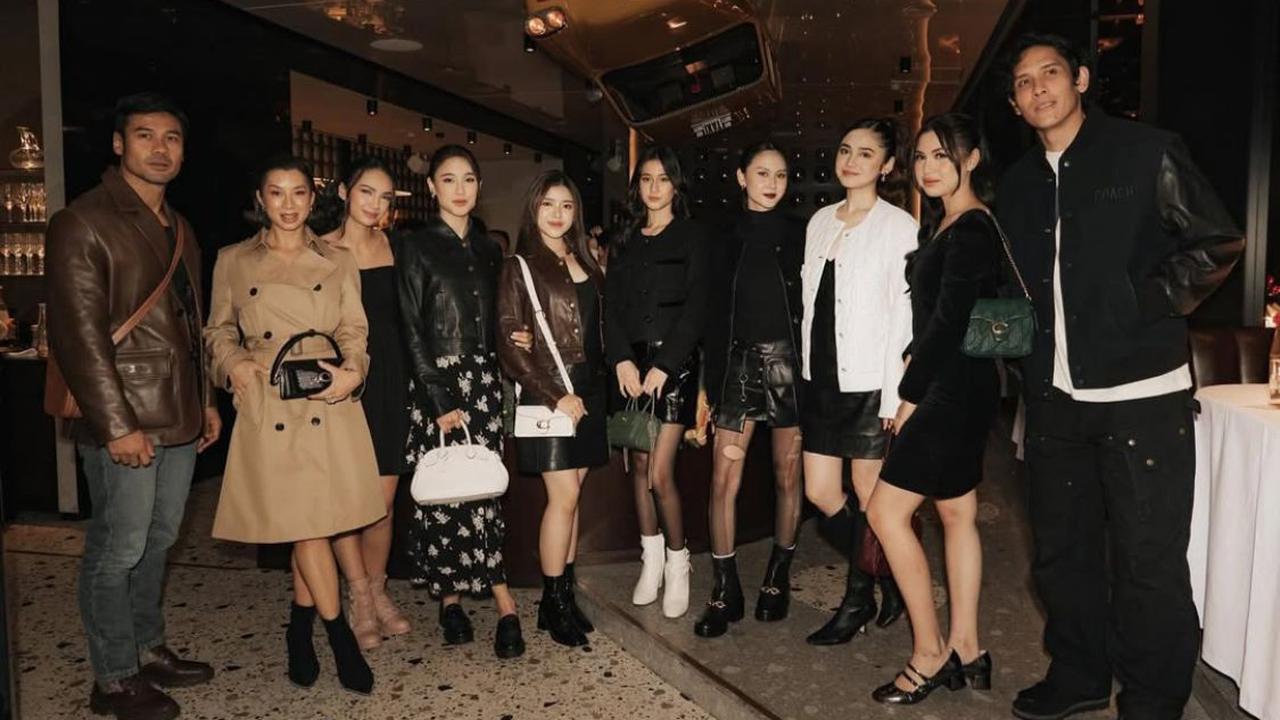 5 Potret Keren Tiara Andini, Gaya Tomboy dengan Jaket Kulit yang Tetap Kalem