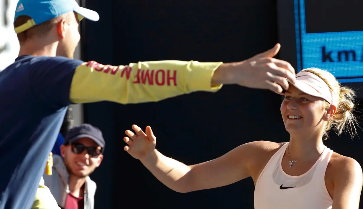 Marta Kostyuk merayakan kemenangan atas Peng Shuai dari China saat putaran pertama Australia Terbuka di Melbourne, (15/1). Petenis cantik asal Ukraina ini merupakan juara Australia Terbuka Junior tahun lalu. (AP Photo/Ng Han Guan)