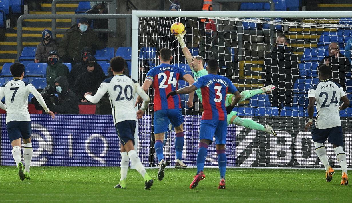 Kiper Crystal Palace, Vicente Guaita, menepis bola hasil tendangan bebas bek Tottenham Hotspur, Eric Dier, dalam laga lanjutan Liga Inggris 2020/21 pekan ke-12 di Selhurst Park Stadium, Minggu (13/12/2020). Palace bermain imbang 1-1 dengan Tottenham. (AFP/Glyn Kirk/Pool)