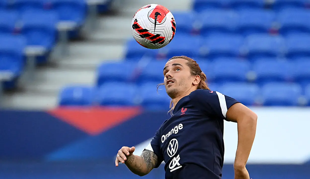 Pemain depan Prancis Antoine Griezmann mengontrol bola selama sesi Latihan di Stadion Groupama di Decines-Charpieu dekat Lyon, Senin (6/9/2021). Prancis akan berhadapan dengan Finlandia dalam lanjutan Kualifikasi Piala Dunia 2022 zona Eropa Grup D, Rabu (8/9) dinihari. (FRANCK FIFE / AFP)