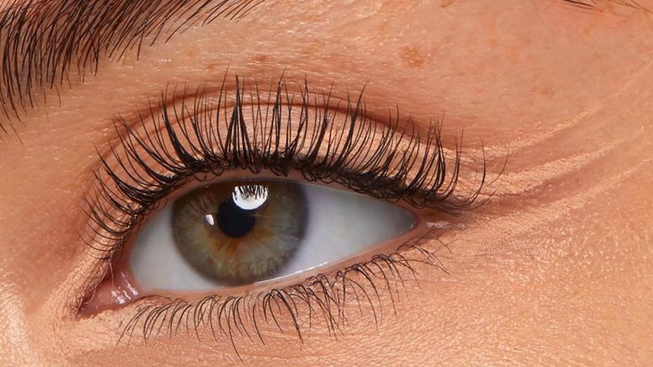 Ilustrasi Penggunaan Nude Eyeliner di Waterline (©Pinterest)