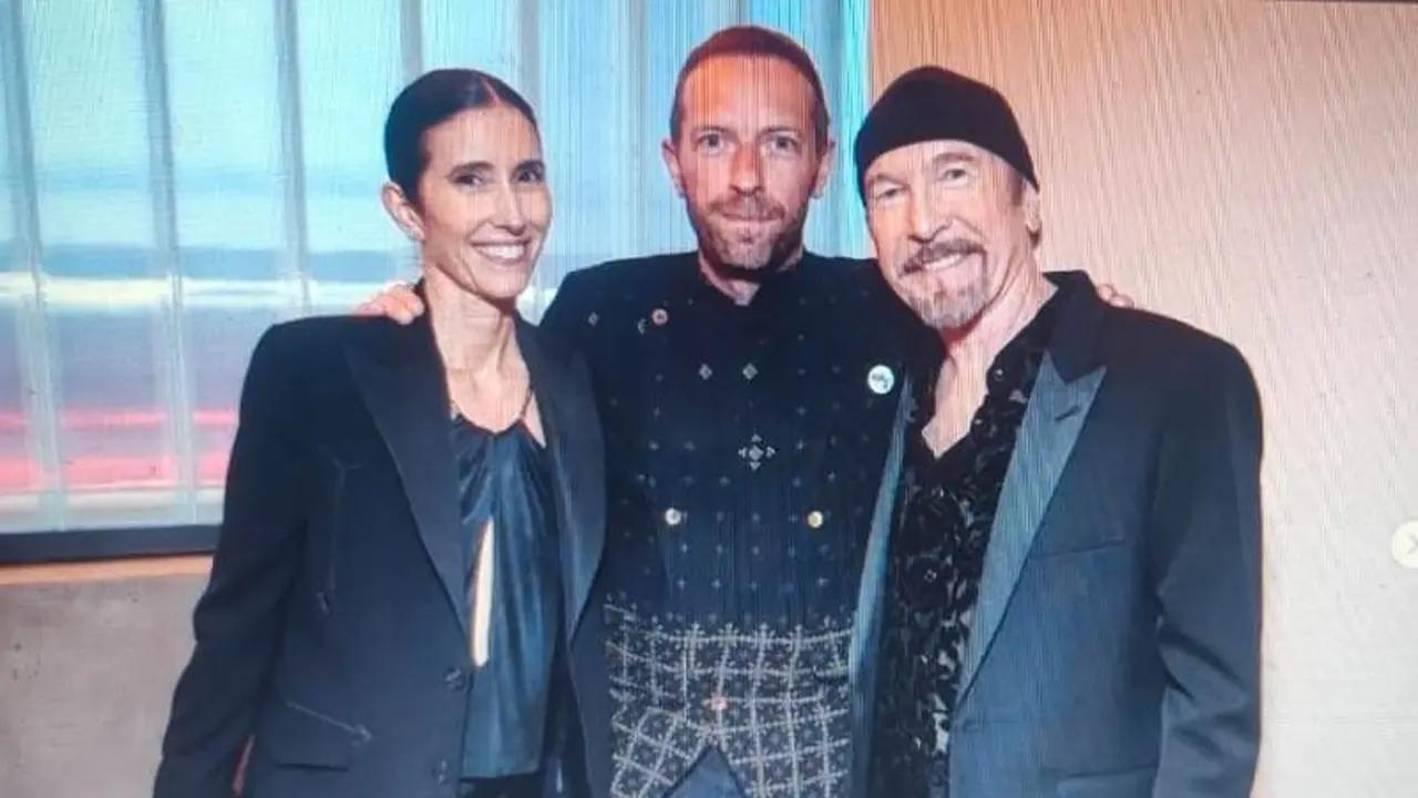 Chris Martin Hadiri Acara Amal Pakai Beskap Jawa Buatan Ibu-Ibu Indonesia