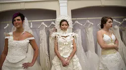 Model menunggu giliran jelang kontes gaun pengantin yang terbuat dari tisu toilet di Butik Kleinfled's Bridal, New York, 17 Juni 2015. Peserta hanya diperbolehkan membuat gaun ini dari bahan tisu toilet, lem, jarum dan benang. (REUTERS/Brendan McDermid)