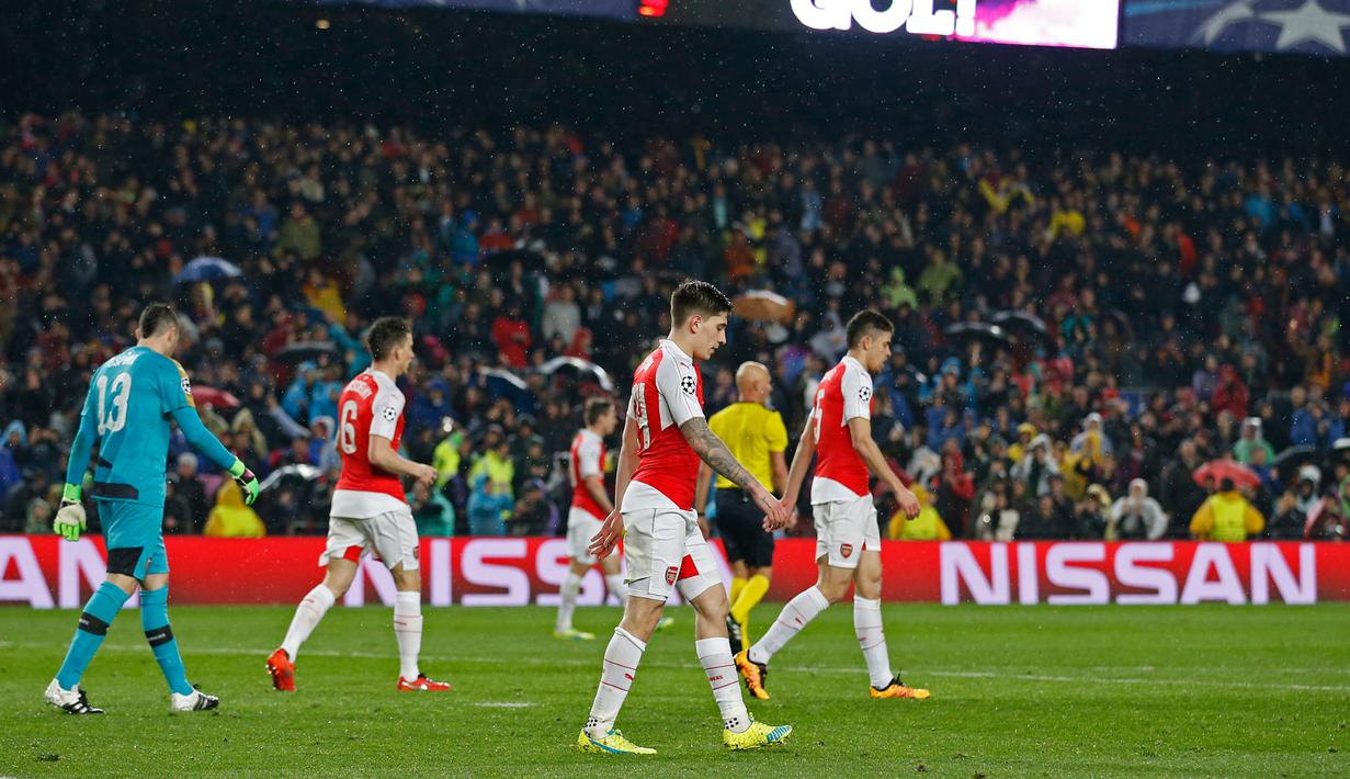 Para pemain Arsenal tertenduk lesu usai pertandingan melawan Barcelona pada leg kedua 16 besar liga champions di stadion Nou Camp, Spanyol (17/3). Barcelona menang atas Arsenal dengan skor 3-1. (Reuters/Carl Recine)