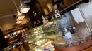 Cairan pembersih tangan  diletakkan di meja di Caffe Nero yang dibuka kembali untuk layanan dibawa pulang di Maida Vale di London (10/6/2020). Beberapa kedai kopi di Inggris telah dibuka kembali untuk pengiriman atau layanan takeaway dengan mengikuti aturan jaga jarak sosial. (Xinhua/Han Yan)