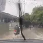 Hujan yang mengguyur sejak dini hari, Jumat (22/3/2024) menyebabkan Jakarta dikepung sejumlah titik banjir. Salah satunya ada di pintu keluar Tol Rawa Buaya, Jakarta Barat. (Liputan6.com/Muhammad Radityo Priyasmoro)