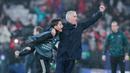 Pelatih Benfica, Jose Mourinho, merayakan kemenangan atas Real Madrid bersama anak gawang di Liga Champions, di Estadio da Luz, Lisbon, Kamis (29/1/2026) dini hari WIB. (AP Photo/Armando Franca)