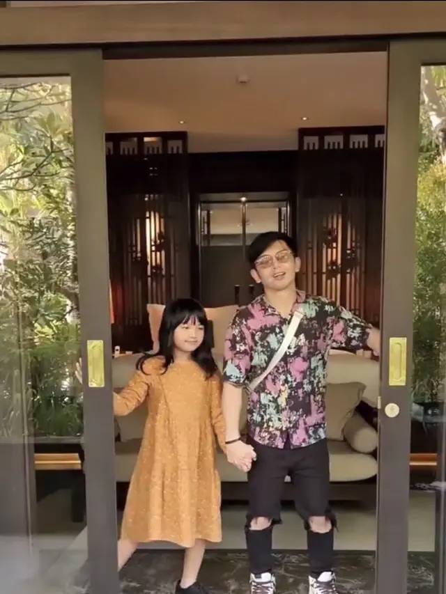 7 Potret Kebersamaan Nicky Tirta dan Putri Semata Wayangnya Liburan ke Bali