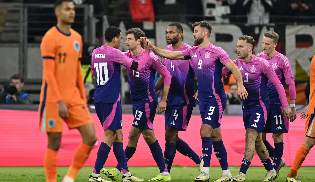 Penyerang Jerman, Niclas Fullkrug (ketiga kanan) merayakan gol bersama dengan rekan setimnya dalam pertandingan sepak bola persahabatan melawa Belanda di Frankfurt, Jerman, pada 26 Maret 2024. (INA FASSBENDER/AFP)