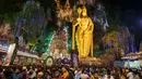 Umat Hindu berjalan menuju Kuil Sri Subramaniar Swamy saat perayaan Thaipusam di Batu Caves, Kuala Lumpur, Malaysia, Minggu (5/2/2023). Thaipusam, yang dirayakan untuk menghormati Dewa Murugan, adalah acara tahunan umat Hindu untuk mencari berkah, memenuhi sumpah, dan mengucapkan terima kasih. (AP Photo/Vincent Thian)
