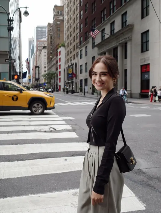 Tampil kasual, Syifa Hadju padukan cropped long sleeve dengan trousers abu-abu. Ia pun mengalungi tas Celine Classique Triomphe seharga Rp71jutaan [@syifahadju]