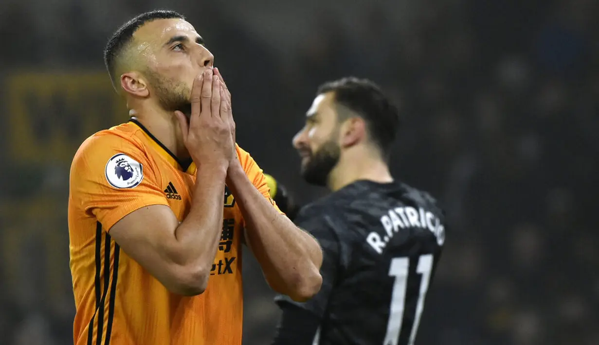 Pemain Wolverhampton Wanderers, Romain Saiss, tampak kecewa usai ditaklukkan Liverpool pada laga Premier League di Stadion Molineux, Kamis (23/01/2020). Liverpool menang dengan skor 2-1. (AP/Rui Vieira)