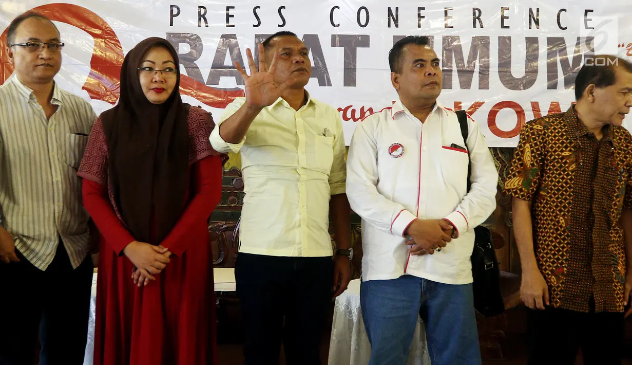 Ketua Panitia Rapat Umum, Victor Sirait dan Relawan Jokowi berfoto bersama seusai konferensi pers di kawasan Kemang, Jakarta, Kamis (2/8). Rapat yang mengusung tema “Bersatu, Militan, Menang” itu akan dihadiri 50 ribu peserta. (Liputan6.com/Johan Tallo)