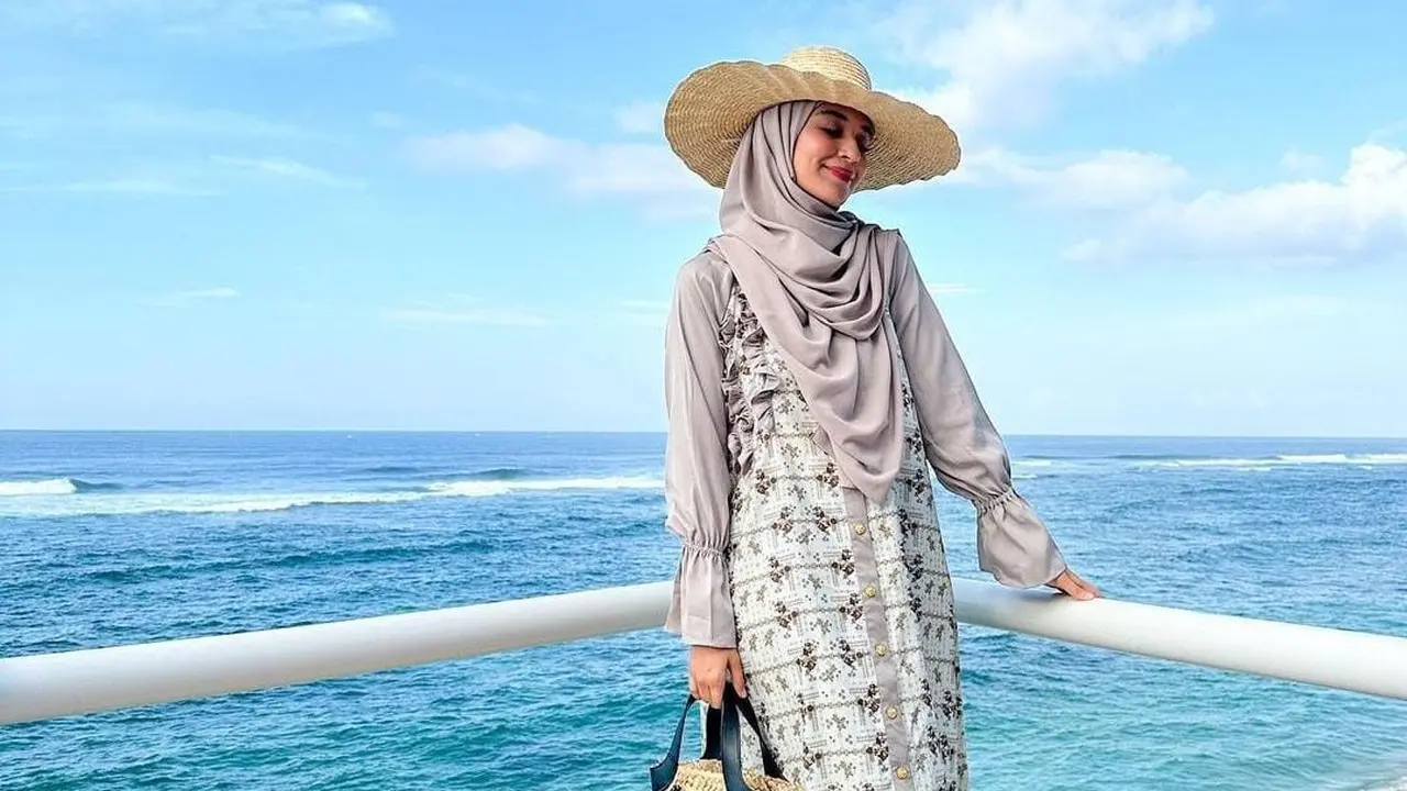 6 Artis ini Tetap Cantik Tampil Syari di Pantai