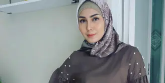 Awal tahun 2018 menjadi waktu yangdipilih Fenita Arie untuk mengubah penampilannya menjadi berhijab. Semakin hari, penampilan istri Arie Untung ini semakin cantik dan pastinya membuat Arie makin jatuh hati. (Instagram/fenitarie)