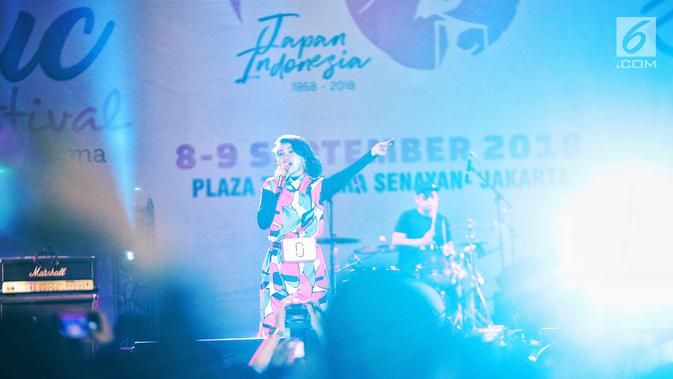 Penyanyi jazz Andien Aisyah memeriahkan panggung Jak-Japan Matsuri 2018 di Plaza Tenggara, Senayan, Jakarta, Sabtu (8/9). Andien membawakan empat lagu, yakni Sahabat Setia, Rindu Ini, Indahnya Dunia dan Moving On. (Liputan6.com/Faizal Fanani)