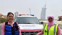 Dokter Filipina, Maria Lagbes bersama sopir ambulan berwarna pink dari tim Women Responders di Dubai, 13 Juli 2017. Ambulans khusus perempuan ini diberi nama Pink Ambulance dan melayani kaum perempuan di kota Uni Emirat Arab tersebut (GIUSEPPE CACACE/AFP)