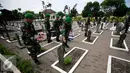 Sejumlah prajurit TNI menaburkan bunga  di Taman Makam Pahlawan Kusumanegara Yogyakarta , (1/3/2016). Ziarah dan tabur bunga di lakukan untuk memperingati Serangan Umum 1 Maret 1949. (Liputan6.com/Boy Harjanto)