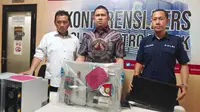 Kasat Reskrim Polres Metro Depok, Kompol Hadi Kristanto memperlihatkan barang bukti pencurian listrik untuk penambangan crypto. (Liputan6.com/Dicky Agung Prihanto)