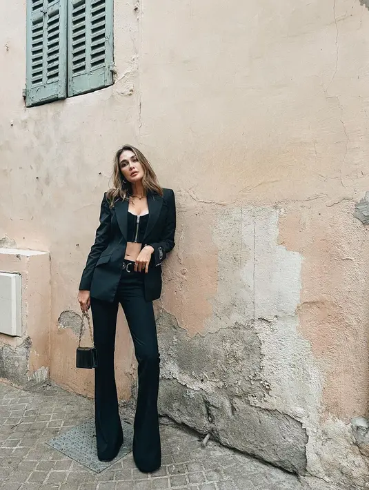 Penampilan manis serba hitam dari Luna Maya. Ia memadukan cropped top, ditumpuk blazer, dan celana panjang yang serasi, semua berwarna hitam. [Foto: Instagram/lunamaya]