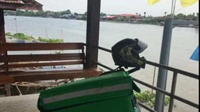 Viral Kisah Ojol Rela Sebrangi Sungai Demi Antar Pesanan, Bikin Kagum