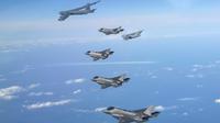 Pesawat pengebom B-52 AS, C-17, dan F-35 Angkatan Udara Korea Selatan terbang di atas Semenanjung Korea selama latihan udara bersama di Korea Selatan, 20 Desember 2022. Latihan tersebut digelar usai saudara perempuan Kim Jong Un mencemooh keraguan militer Korea Utara dan mengancam akan melakukan uji coba rudal balistik antarbenua jarak penuh. (South Korean Defense Ministry via AP)