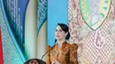Arumi Bachsin rayakan hari Kartini dengan setelan busana batik formal. Ia kenakan atasan batik berkerah tinggi dengan puff sleeve dan rok midi ruffle [@arumibachsin94]