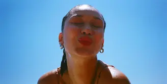 Bella Hadid sepertinya sudah move on dari The Weeknd. Ia bahkan tak senang dengan  pemberitaan soal dirinya baikan dengan penyanyi itu. (instagram/bellahadid)